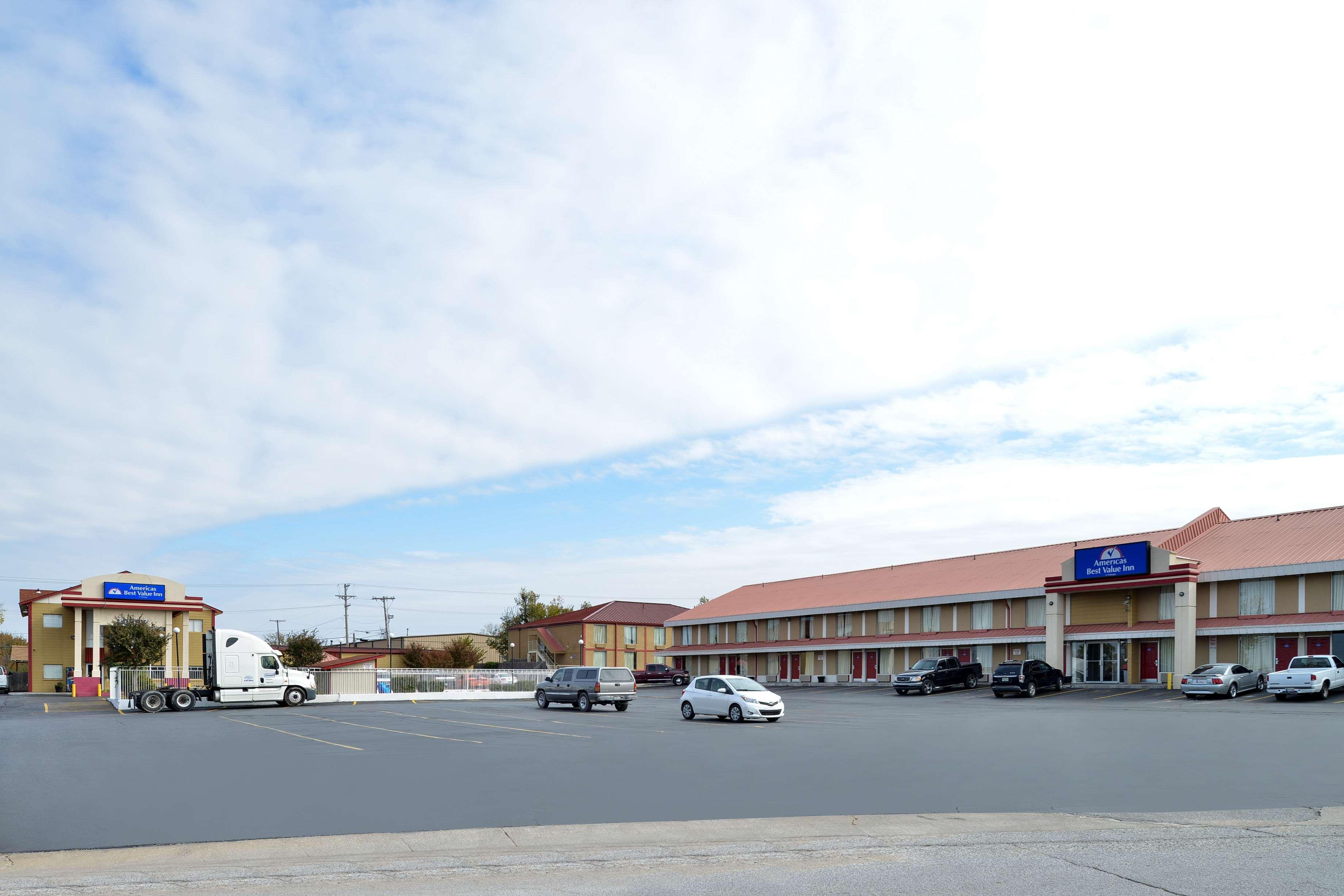 Americas Best Value Inn Tulsa I-44 Oakhurst Eksteriør billede